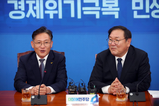 배진교 정의당 신임 원내대표(왼쪽)가 12일 국회에서 김태년 민주당 원내대표를 예방해 인사말을 하고 있다. 연합뉴스